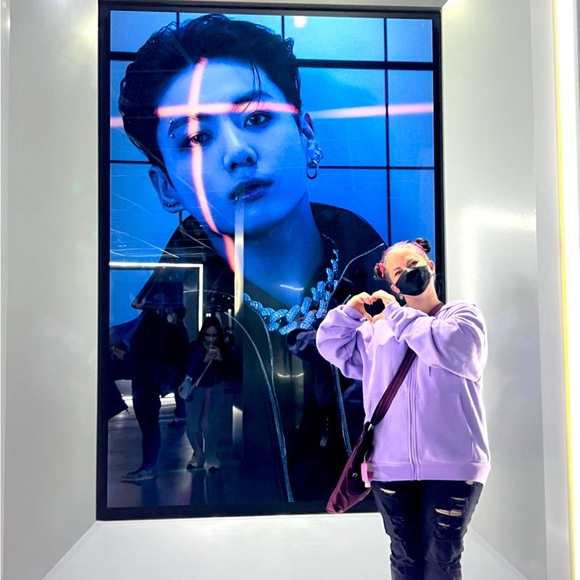 Meet your Posher, Rebekka - Picture 1 of 2